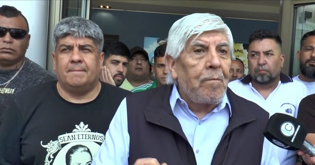 Imagen de archivo de Hugo Moyano junto a integrantes de Camioneros.