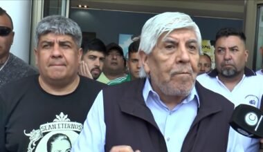 Imagen de archivo de Hugo Moyano junto a integrantes de Camioneros.