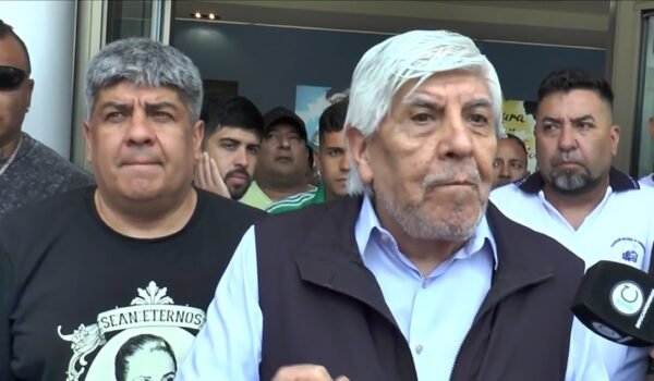 Imagen de archivo de Hugo Moyano junto a integrantes de Camioneros.