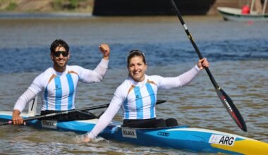 Brenda Rojas y un compañero de equipo en una embarcación argentina durante una competencia de canotaje.