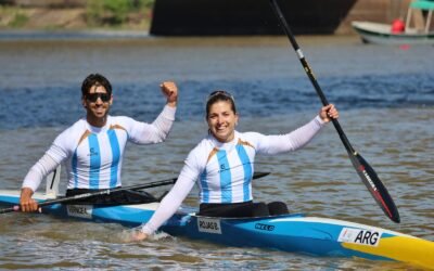 Brenda Rojas y un compañero de equipo en una embarcación argentina durante una competencia de canotaje.