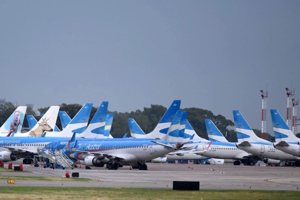 Aviones de Aerolíneas Argentinas en una imagen contextual; la foto no muestra la resolución judicial ni medidas sobre bienes específicos.