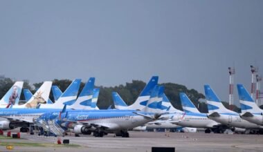 Aviones de Aerolíneas Argentinas en una imagen contextual; la foto no muestra la resolución judicial ni medidas sobre bienes específicos.