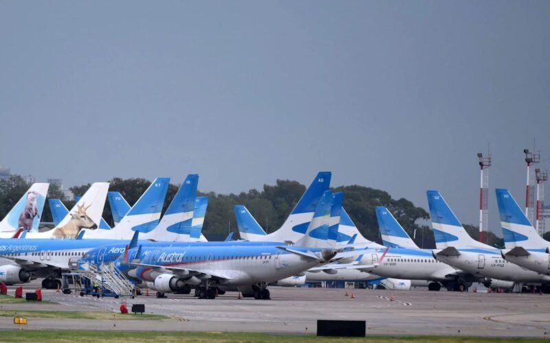Aviones de Aerolíneas Argentinas en una imagen contextual; la foto no muestra la resolución judicial ni medidas sobre bienes específicos.