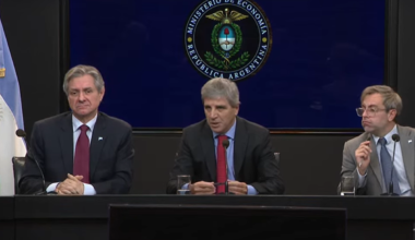 Imagen contextual de Luis Caputo en una conferencia del Ministerio de Economía.