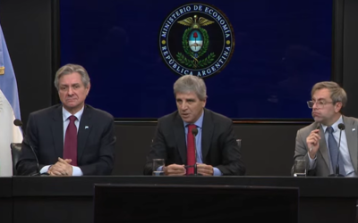 Imagen contextual de Luis Caputo en una conferencia del Ministerio de Economía.