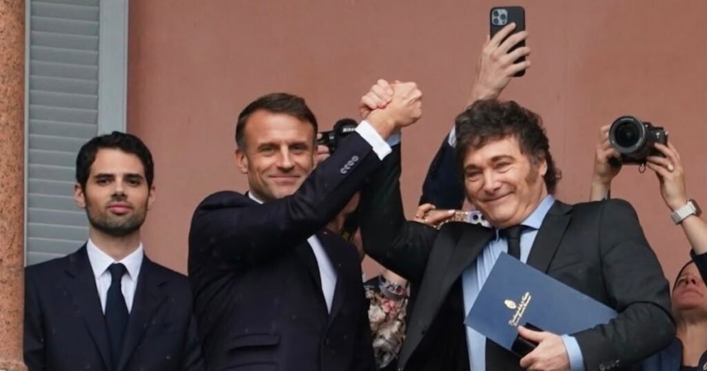 Imagen de archivo de Javier Milei junto a Emmanuel Macron.