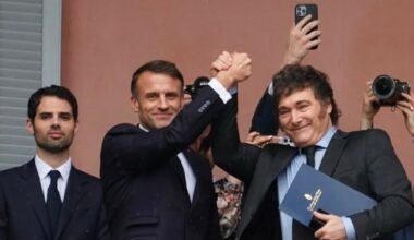 Imagen de archivo de Javier Milei junto a Emmanuel Macron.