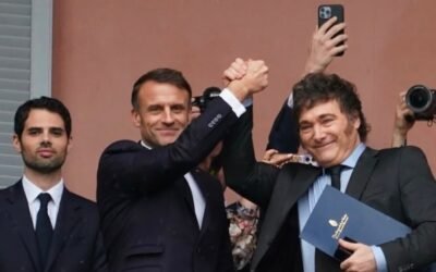 Imagen de archivo de Javier Milei junto a Emmanuel Macron.