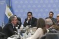 Integrantes de una comisión de Diputados reunidos alrededor de una mesa durante el plenario sobre endeudamiento familiar.