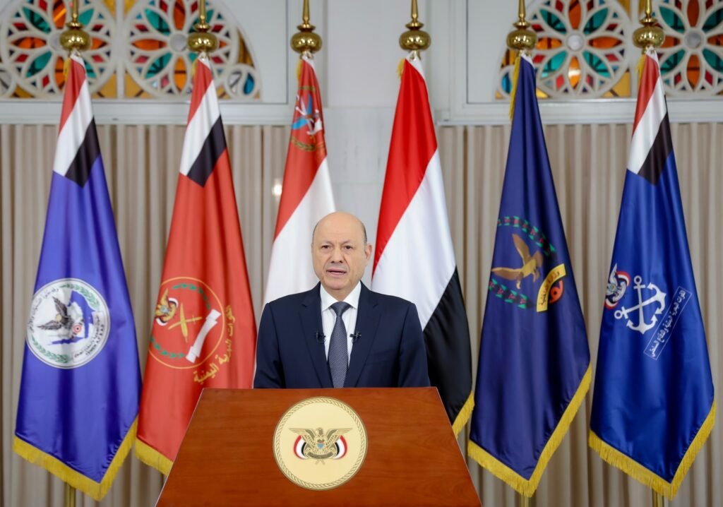 Imagen contextual de archivo del presidente yemení Rashad al-Alimi en un atril.