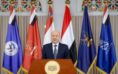 Imagen contextual de archivo del presidente yemení Rashad al-Alimi en un atril.