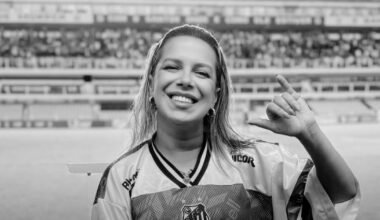 Naty Potira, hincha del Santos, en una fotografía contextual con la camiseta del club en un estadio.