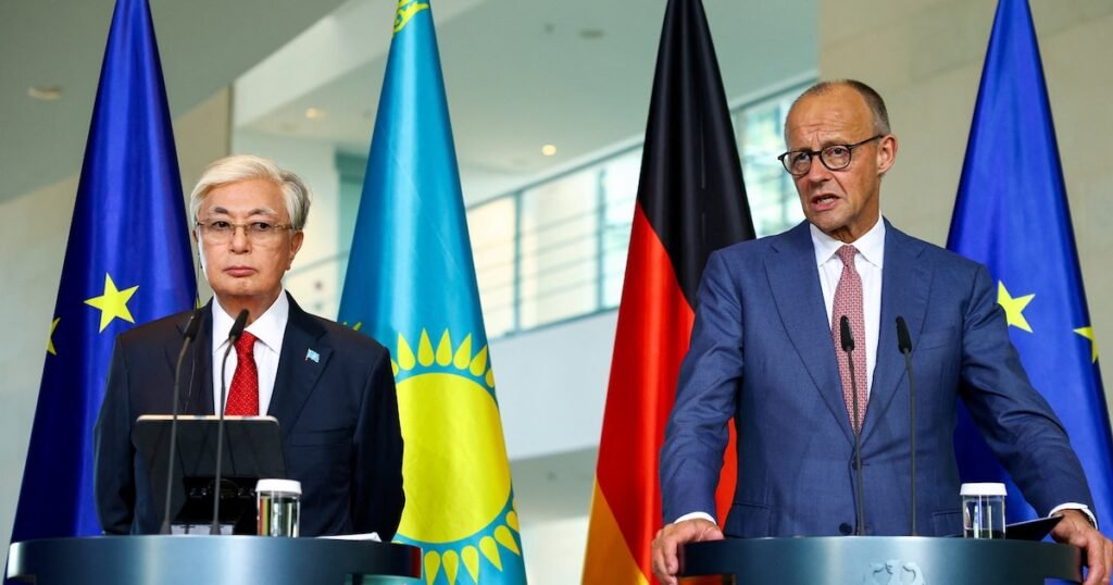 Friedrich Merz y Kassym-Jomart Tokayev hablan desde atriles durante una conferencia de prensa en Berlín.