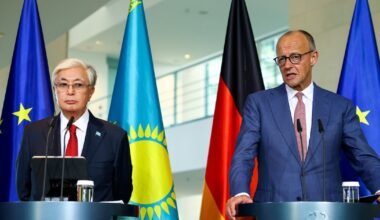 Friedrich Merz y Kassym-Jomart Tokayev hablan desde atriles durante una conferencia de prensa en Berlín.