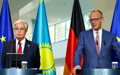 Friedrich Merz y Kassym-Jomart Tokayev hablan desde atriles durante una conferencia de prensa en Berlín.