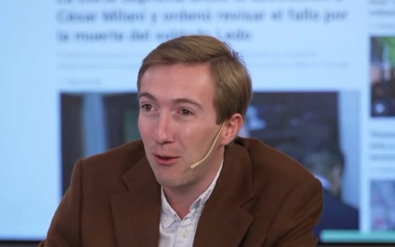 Lucas Vidal Podestá habla ante cámara durante la entrevista.