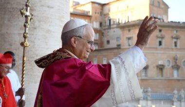 Imagen de archivo del papa León XIV saludando.