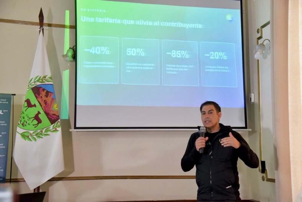 Gastón Hissa expone la propuesta de Tarifaria 2027, con una pantalla que muestra los descuentos anunciados por el Municipio.