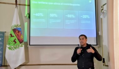 Gastón Hissa expone la propuesta de Tarifaria 2027, con una pantalla que muestra los descuentos anunciados por el Municipio.