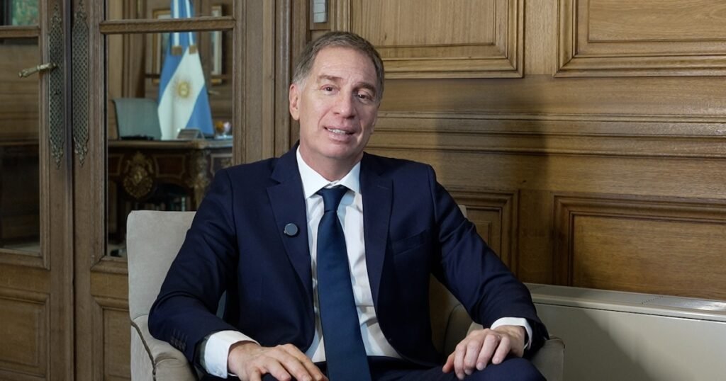 Imagen contextual de un funcionario sentado en un despacho oficial.