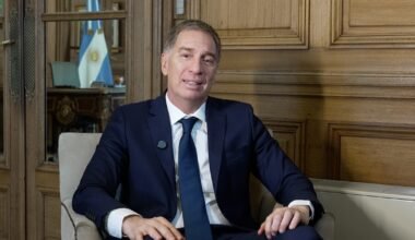 Imagen contextual de un funcionario sentado en un despacho oficial.