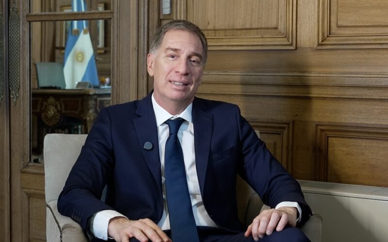 Imagen contextual de un funcionario sentado en un despacho oficial.