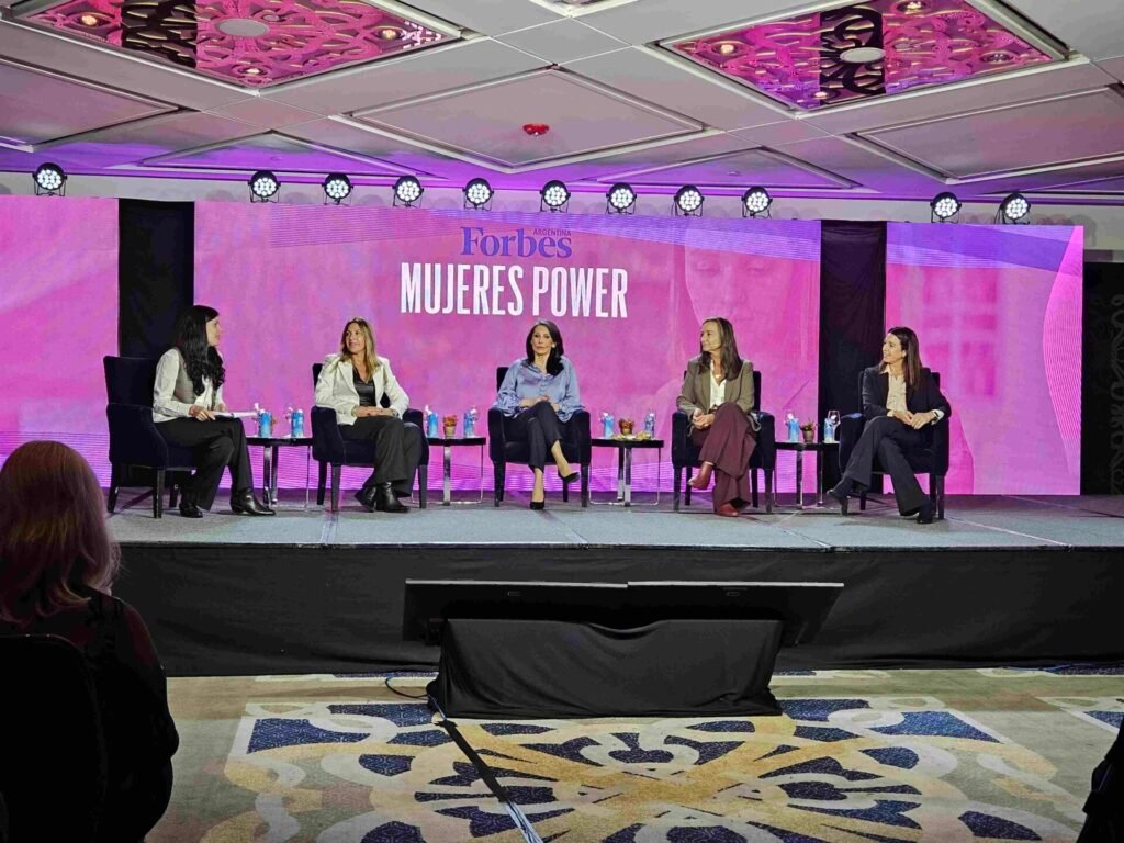 Panelistas participan en el Forbes Mujeres Power Summit.