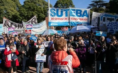 Imagen de archivo de una movilización docente con una bandera de SUTEBA.