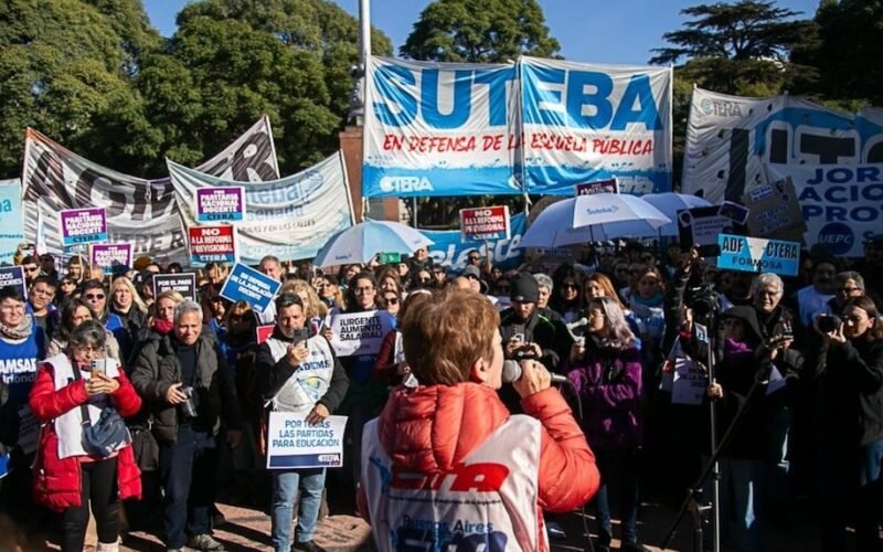 Imagen de archivo de una movilización docente con una bandera de SUTEBA.