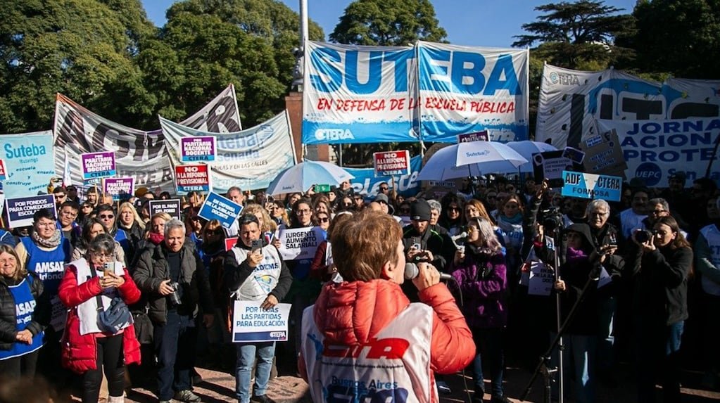 Imagen de archivo de una movilización docente con una bandera de SUTEBA.