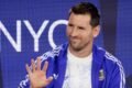 Lionel Messi saluda en una imagen de archivo, usada como referencia contextual.