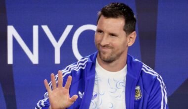 Lionel Messi saluda en una imagen de archivo, usada como referencia contextual.
