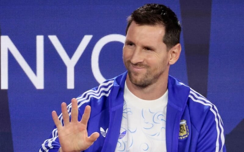 Lionel Messi saluda en una imagen de archivo, usada como referencia contextual.