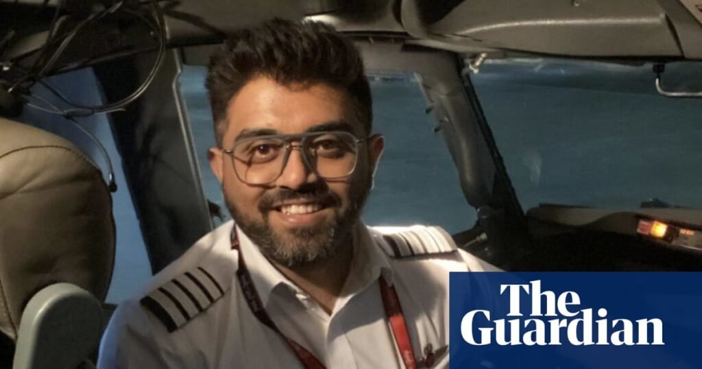 Imagen de contexto del piloto Smit Machchhar sentado en la cabina de un avión.