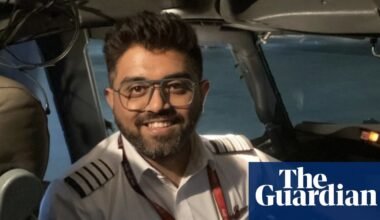 Imagen de contexto del piloto Smit Machchhar sentado en la cabina de un avión.