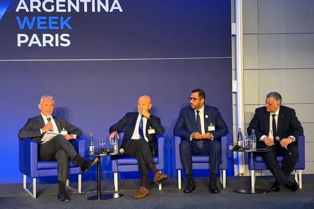 Panel de Argentina Week en París, donde se anunció la fecha prevista para definir la inversión de Argentina LNG.