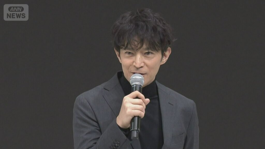 Imagen de archivo de Kenjiro Tsuda hablando ante un micrófono.