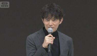 Imagen de archivo de Kenjiro Tsuda hablando ante un micrófono.