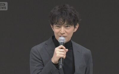 Imagen de archivo de Kenjiro Tsuda hablando ante un micrófono.