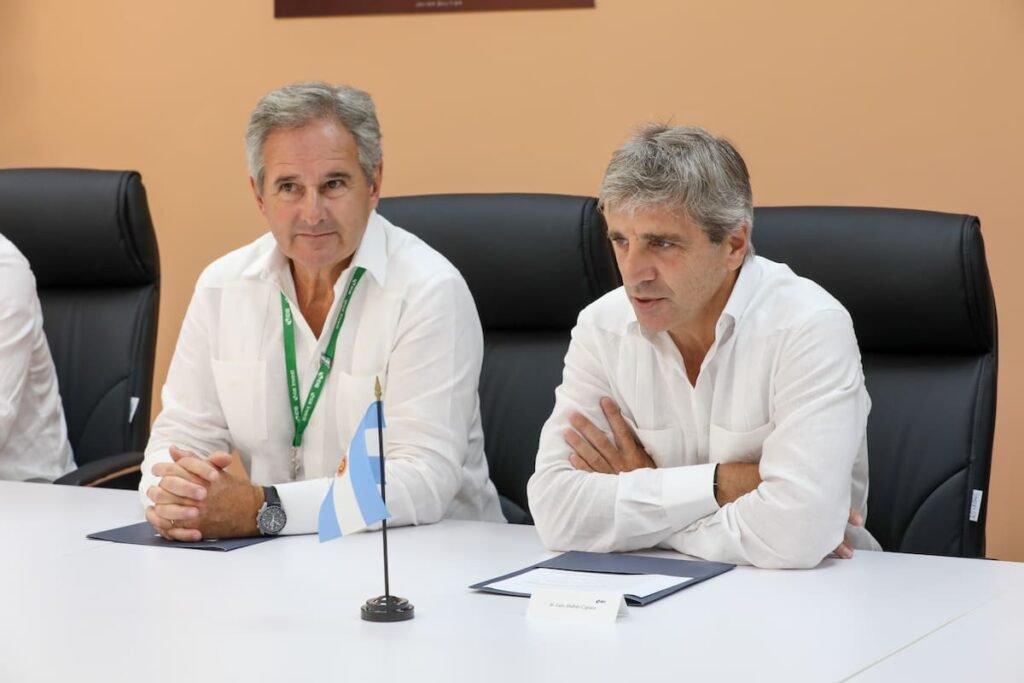 Imagen contextual de Luis Caputo y Pablo Quirno sentados en una mesa de reunión.