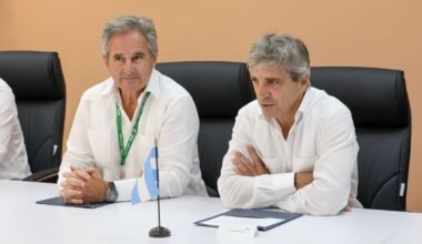 Imagen contextual de Luis Caputo y Pablo Quirno sentados en una mesa de reunión.