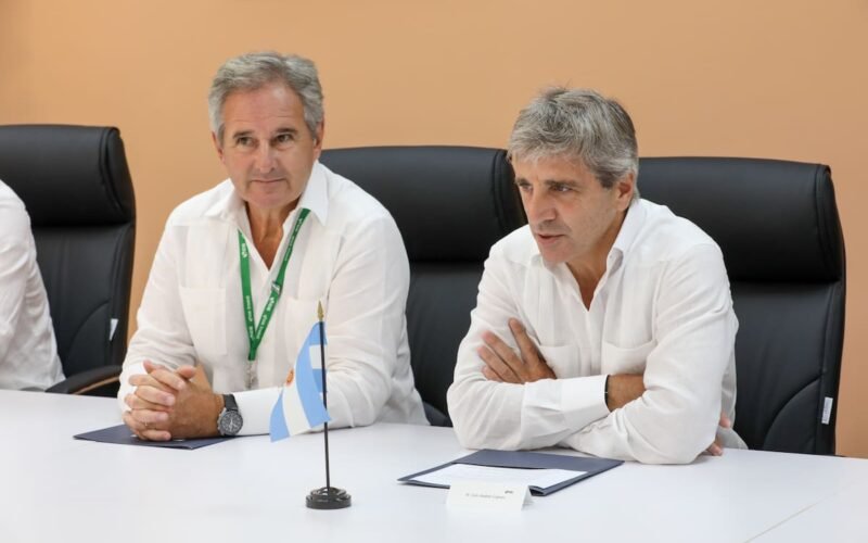 Imagen contextual de Luis Caputo y Pablo Quirno sentados en una mesa de reunión.