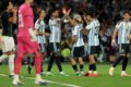 Jugadores de la Selección Argentina se felicitan en la cancha tras una jugada.