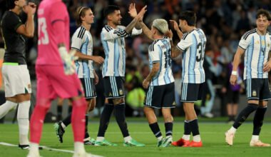 Jugadores de la Selección Argentina se felicitan en la cancha tras una jugada.