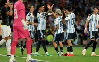 Jugadores de la Selección Argentina se felicitan en la cancha tras una jugada.