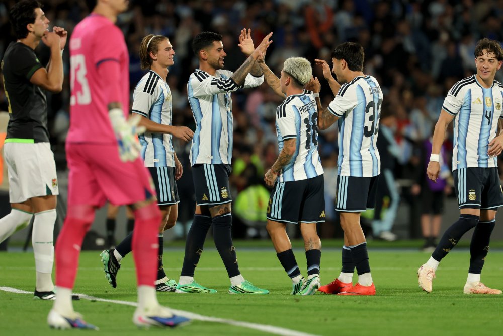 Jugadores de la Selección Argentina se felicitan en la cancha tras una jugada.