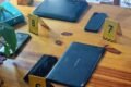 Celulares y otros dispositivos secuestrados durante los allanamientos, junto a marcadores de evidencia.