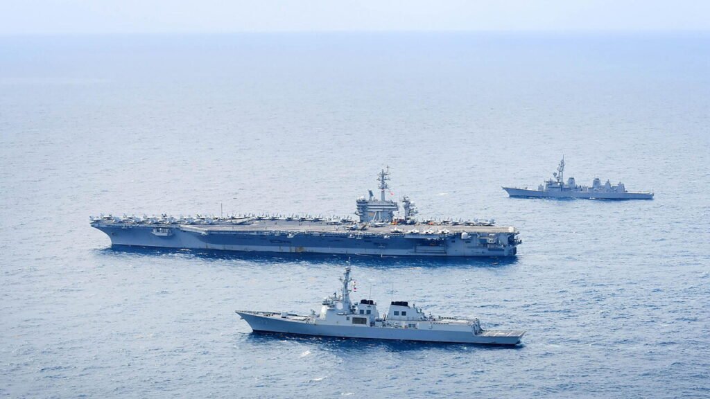 Imagen de archivo de un portaaviones y buques de escolta navegando en el mar.
