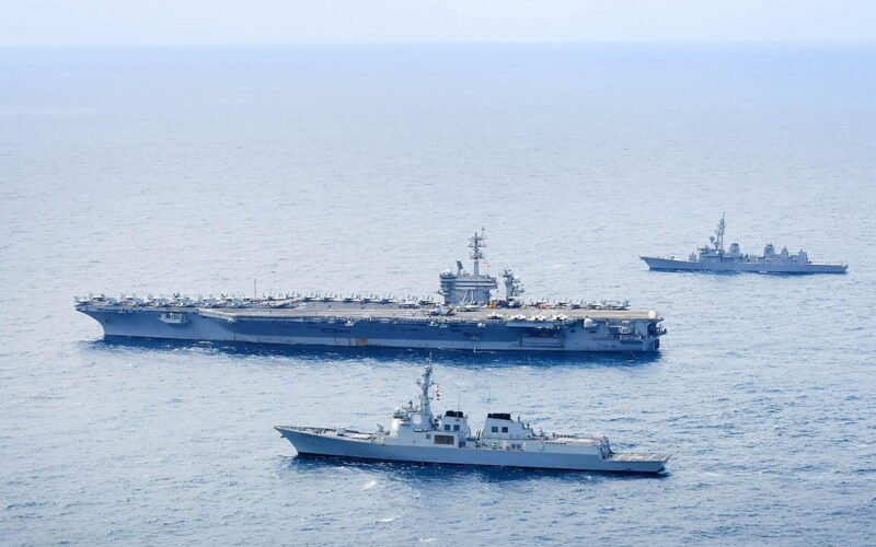 Imagen de archivo de un portaaviones y buques de escolta navegando en el mar.